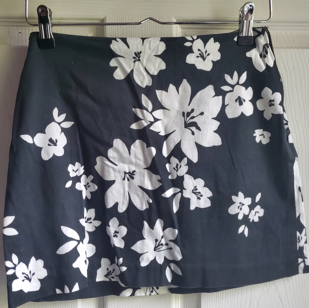 Express black and white floral mini skirt